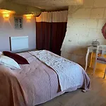 L'escale Troglo Au Bord De La Loire *
