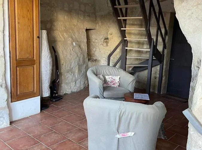 L'escale Troglo Au Bord De La Loire *